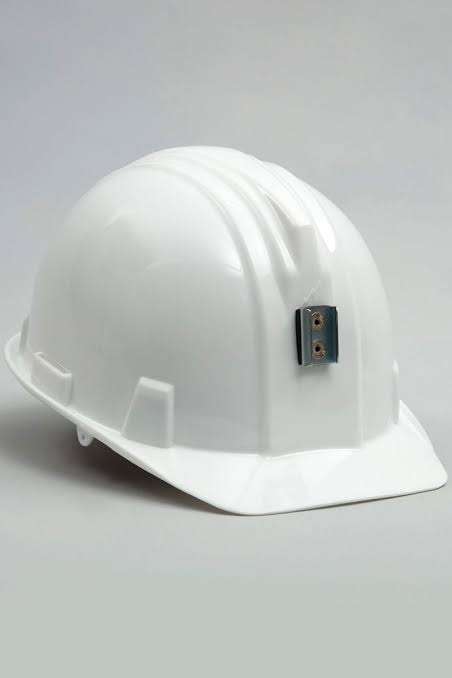 Casco blanco con soporte metálico para lámpara