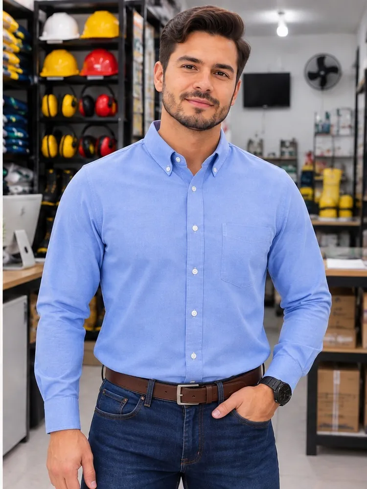 Hombre con camisa drill azul claro de manga larga